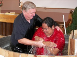 Alec Niemi baptizes a First Nations believer